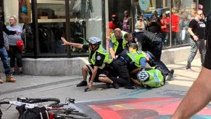 Incident armat la o paradă în Toronto: Cel puţin patru răniţi/ Momentul în care unul dintre atacatori este prins de poliţişti | VIDEO