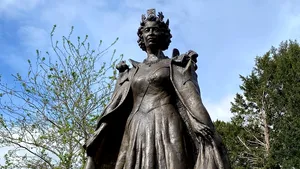 Statuie nouă în onoarea Reginei Elisabeta a II-a şi a câinilor săi