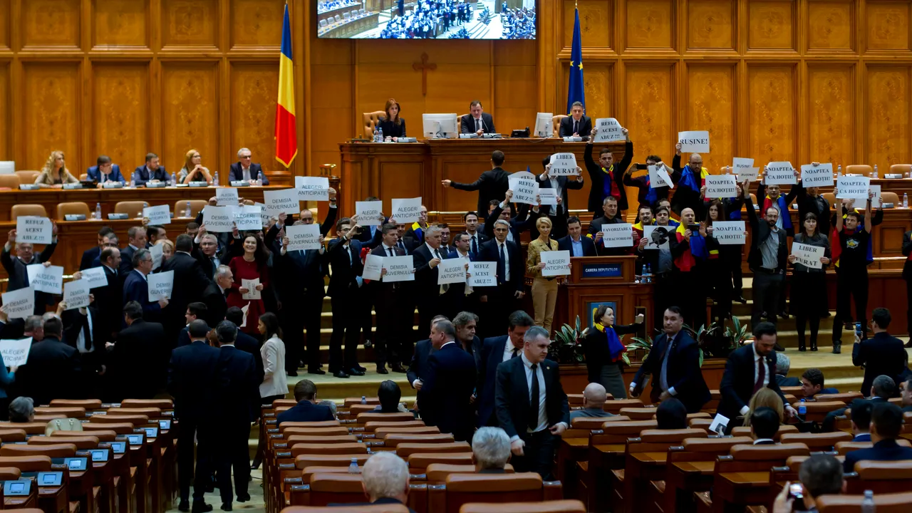USR a reluat sit-in-ul din Camera Deputaţilor, plenul a fost redeschis 