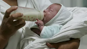 Mamele care nasc gemeni ar putea primi indemnizaţie pentru fiecare copil - proiect