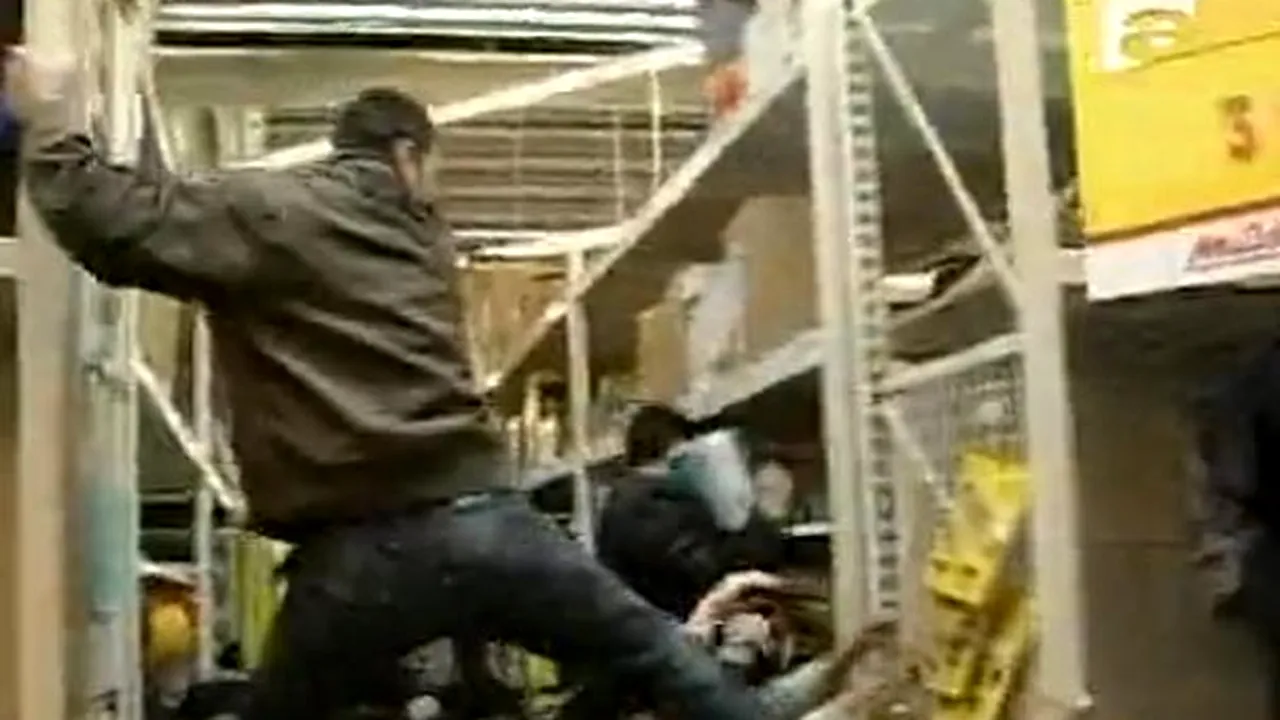 Mii de oameni s-au calcat în picioare la deschiderea unui magazin cu produse de bricolaj - VIDEO