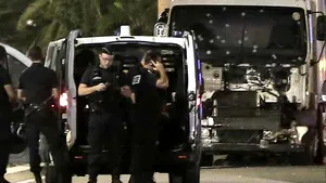 Atentatul de la Nisa: Cinci persoane, patru bărbaţi şi o femeie, puse oficial sub acuzare. Atacul a fost plănuit luni de zile 