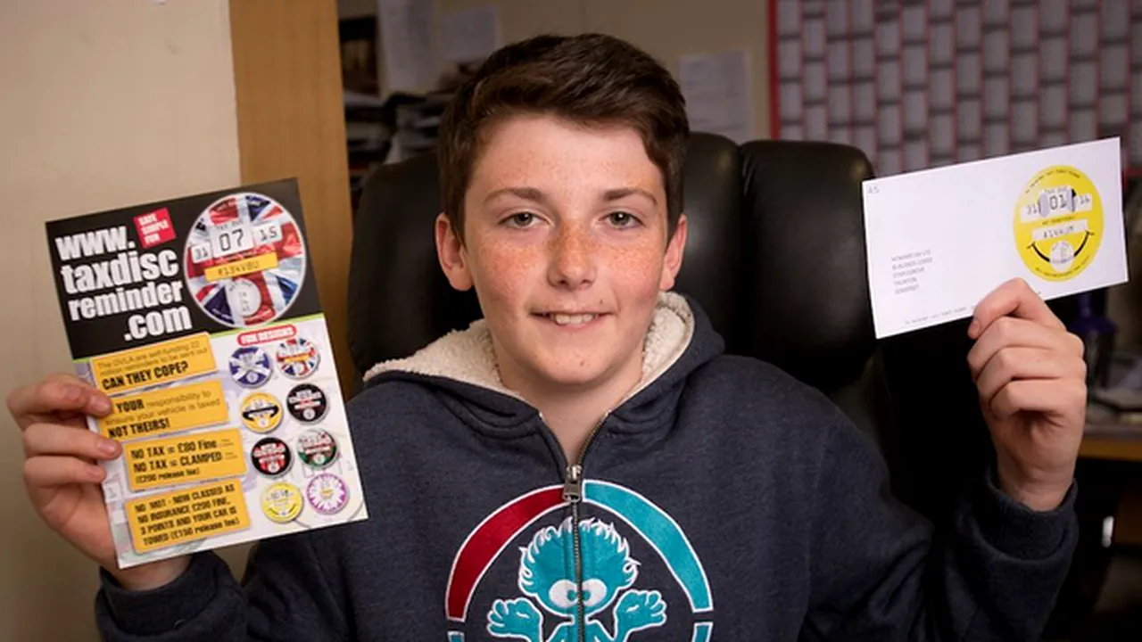 Are 15 ani şi a devenit milionar în lire sterline cu o idee inspirată din NEATENŢIA şoferilor