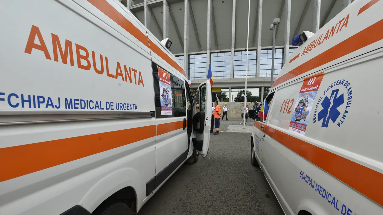 Un bărbat s-a înjunghiat în gât şi şi-a dat foc la casă. A ajuns la spital, alături de fiul său