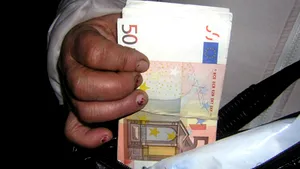Opt casieri din Vama Giurgiu, reţinuţi pentru luare de mită - VIDEO