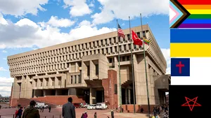 Un grup satanist cere Primăriei din Boston să arboreze un drapel. Primăria a arborat drapelul LGBT şi al Ucrainei în ultimii ani, dar a refuzat ridicarea unui drapel creştin