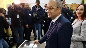 Emil Boc la urne, emoţionat de mesajul transmis de diaspora: „Ne dorim o ţară ca afară” - FOTO, VIDEO