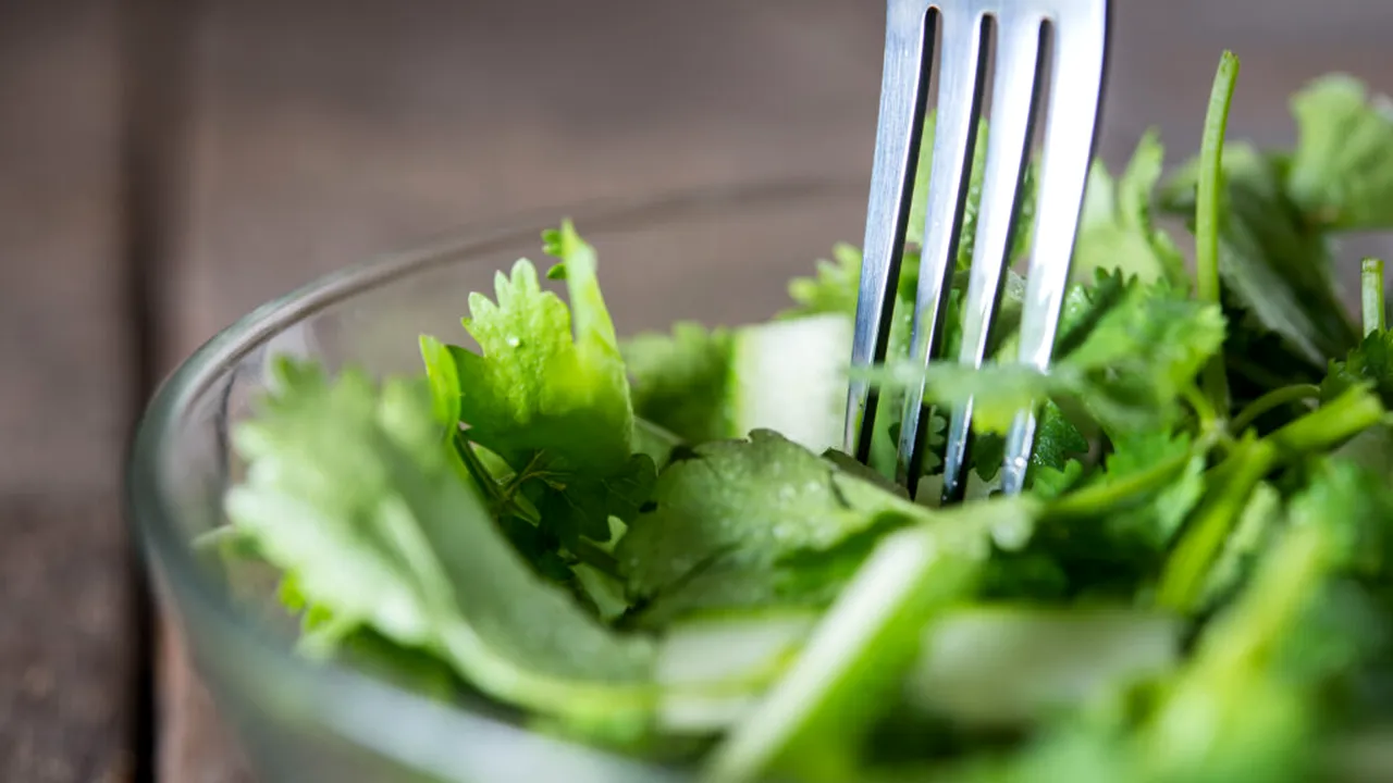 Ai mâncat salată verde recent? Simptomele care pot indica o infecție periculoasă