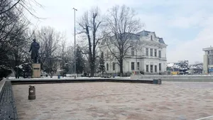 Câţiva copii au distrus Piaţa Primăriei din Piteşti imediat după inaugurare