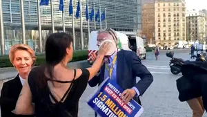 Directorul Ryanair, lovit în faţă cu plăcinte de către două activiste de mediu, la Bruxelles