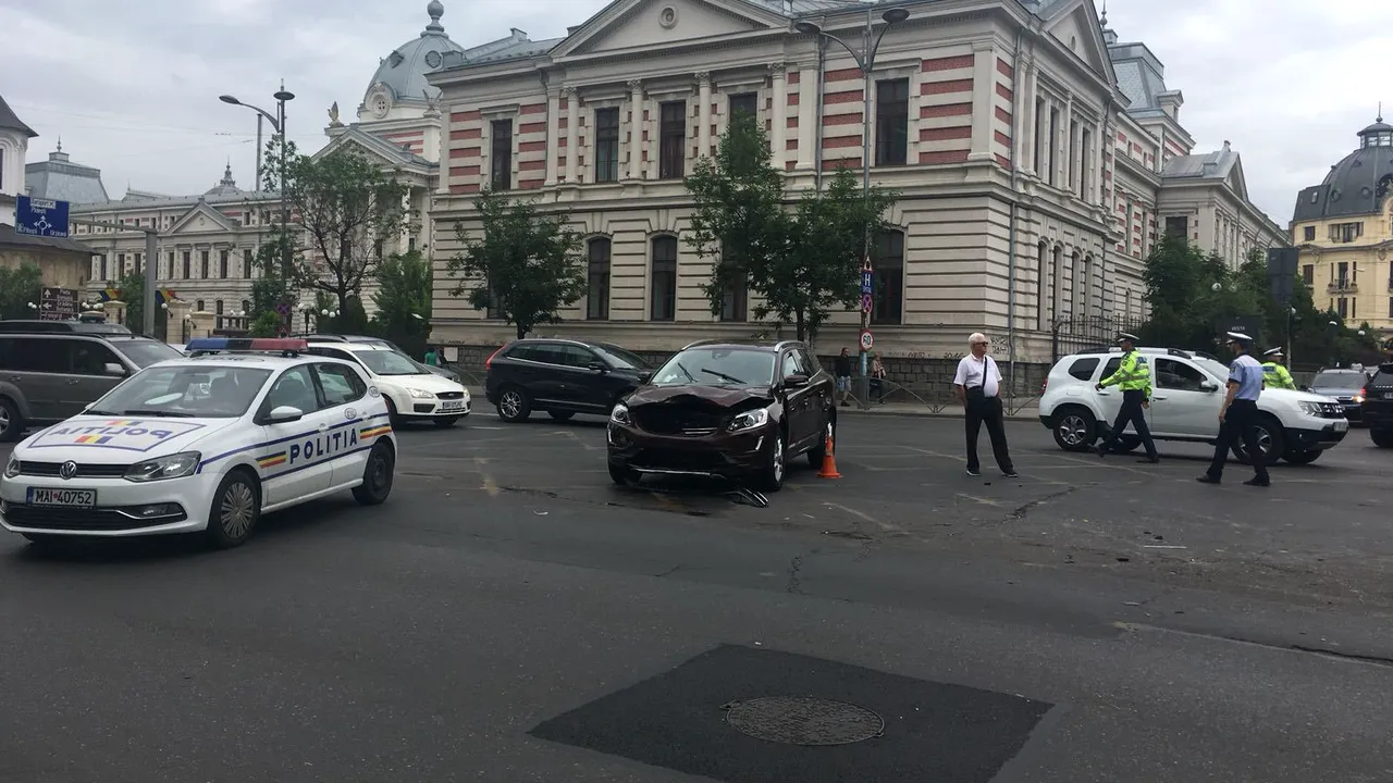 Accident, în apropiere de Piaţa Unirii: O femeie a fost rănită/ Traficul a fost reluat în centrul Capitalei | FOTO