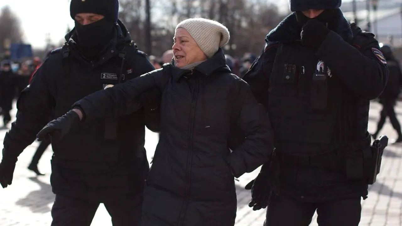 Mii de persoane au fost reţinute la protestele anti-război din Rusia