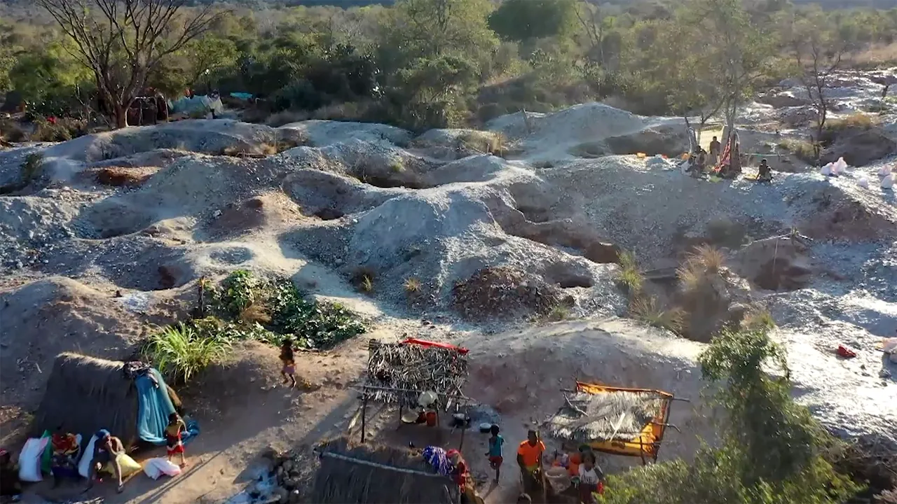 Armata de copii care lucrează în minele de mica. Sapă după un mineral folosit în milioane de produse - FOTO