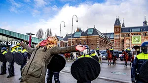 Mii de oameni au protestat în Amsterdam din cauza extinderii lockdown-ului cu încă 3 săptămâni