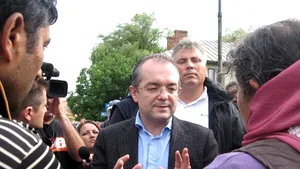 Suceava:O femeie i-a spus plângând lui Boc că intră în greva foamei, neavând cu ce îşi creşte copiii