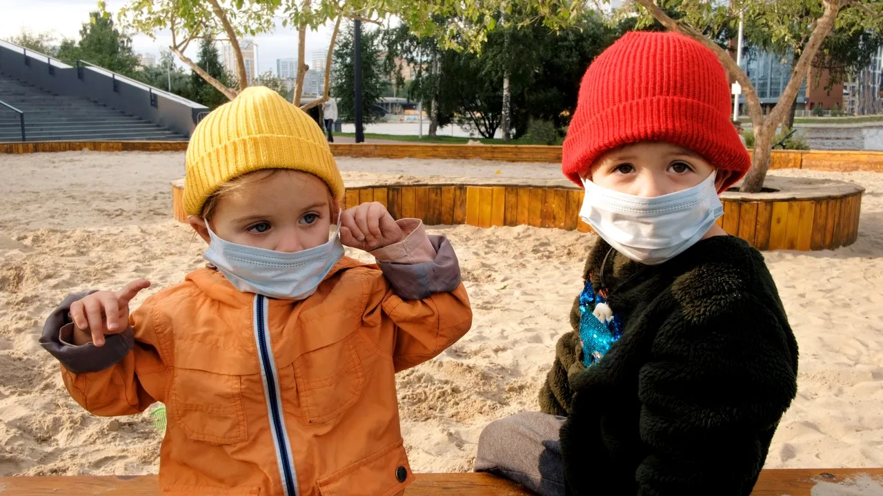 Copiii cu vârsta de 12 ani şi peste ar trebui să poarte masca în aceleaşi condiţii ca adulţii. Cum explică OMS recomandarea? 