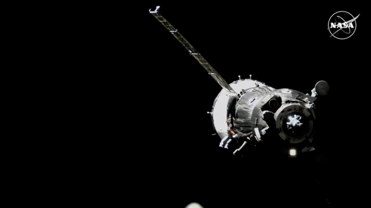 O navă spaţială a adus pe Pământ doi cosmonauţi ruşi şi un astronaut NASA