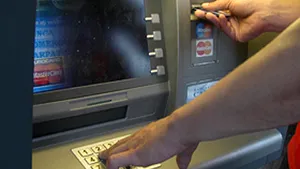 Sindicatele şi patronatele au semnat acordul cu Guvernul privind majorarea salariului minim