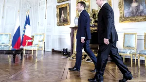 Semnele marii schisme occidentale: Merkel a anunţat că a venit vremea separării de SUA, iar Estul se îndepărtează de UE prin subminarea statului de drept