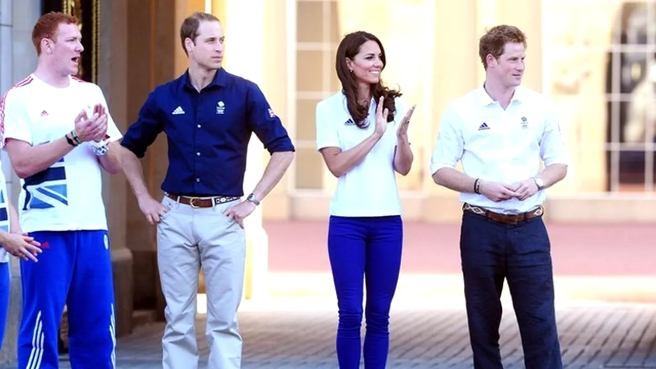 JOCURILE OLIMPICE 2012: Prinţul William a asistat la trecerea ştafetei torţei olimpice în faţa palatului Buckingham