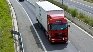 Zeci de imigranţi, găsiţi într-un camion frigorific, în Austria / Autorităţile cred că vehiculul venea din România 
