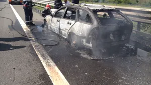 FOTO Argeş: O maşină a ars complet într-un incendiu pe A1