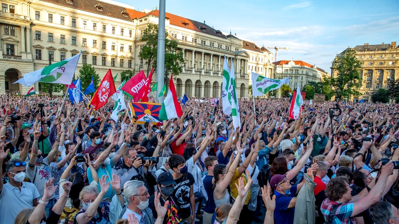 Mii de maghiari s-au adunat să protesteze împotriva deschiderii unui campus universitar chinez FOTO VIDEO  
