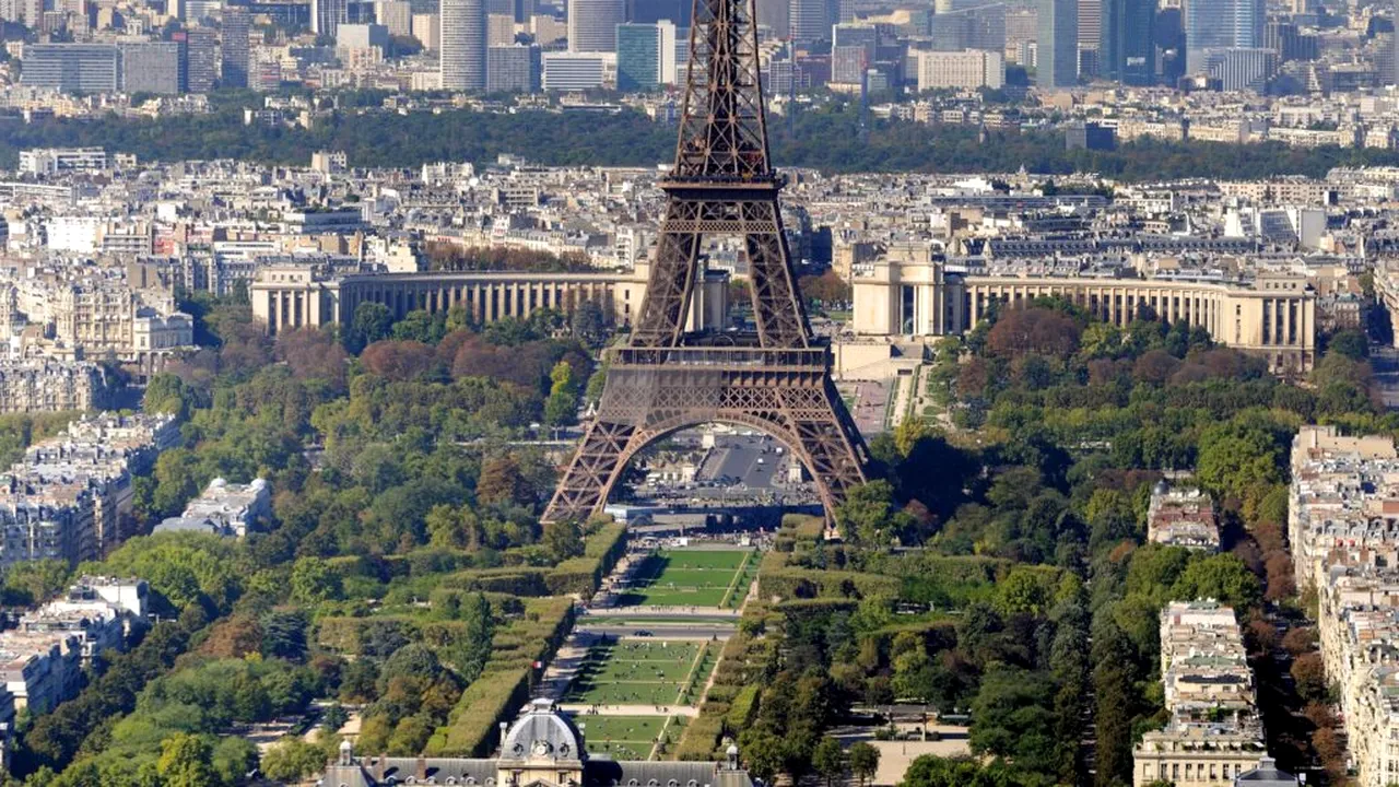Canicula închide simbolurile Europei. Turnul Eiffel și Luvrul, cu porțile închise