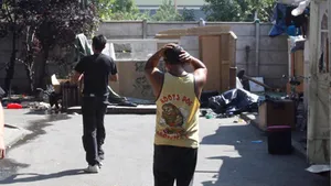 Zeci de romi dintr-o tabără ilegală din Franţa, deportaţi în România