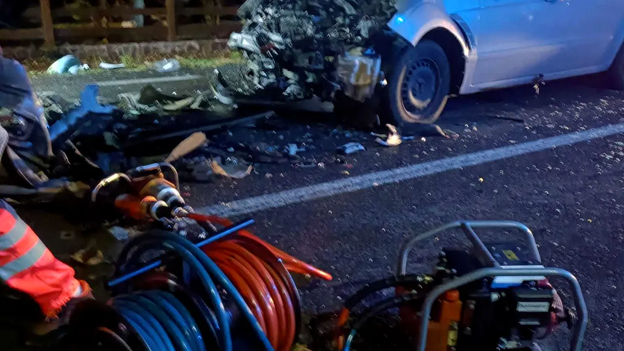 Grav accident rutier pe E85: Un copil a rămas încarcerat în maşină