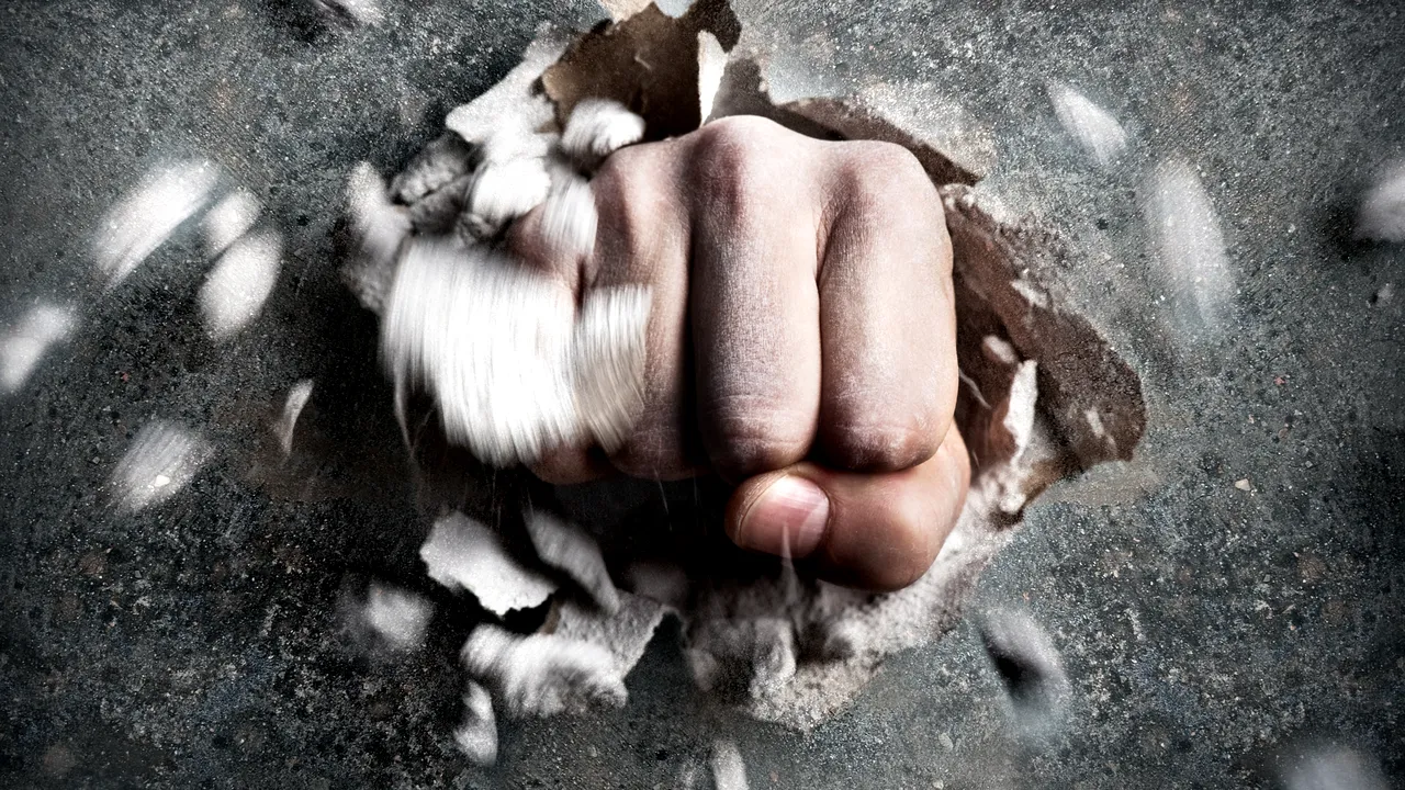 „Fight Club” într-un sat din Dolj: Şase oameni, duşi la spital după o încăierare în faţa unui bar/ Totul a pornit de la băutură 