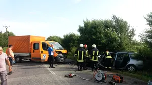 Accident cumplit în Braşov: Şase răniţi în urma coliziunii dintre o autoutilitară şi un autoturism/ Angajaţi ai DRDP, răniţi în accident