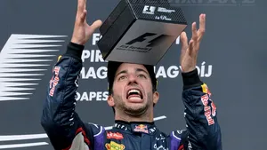 REPORTAJ: Ricciardo obţine al doilea succes în 2014 după o cursă spectaculoasă la Hungaroring