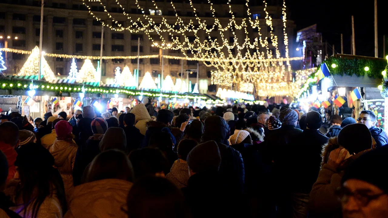 Luminile de Crăciun, aprinse în Capitală. Străzile, decorate cu figurine de inspiraţie tradiţională| VIDEO
