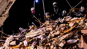 FOTO Blocul de 12 etaje din Miami care s-a prăbuşit. Căutările s-au oprit, pentru moment, din cauza riscurilor. 149 de persoane sunt în continuare dispărute