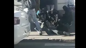 VIDEO - Operaţiune ca în filme, pe străzile din Cluj-Napoca. Un suspect pentru multiple crime în Marea Britanie, doborât la pământ de poliţişti deghizaţi