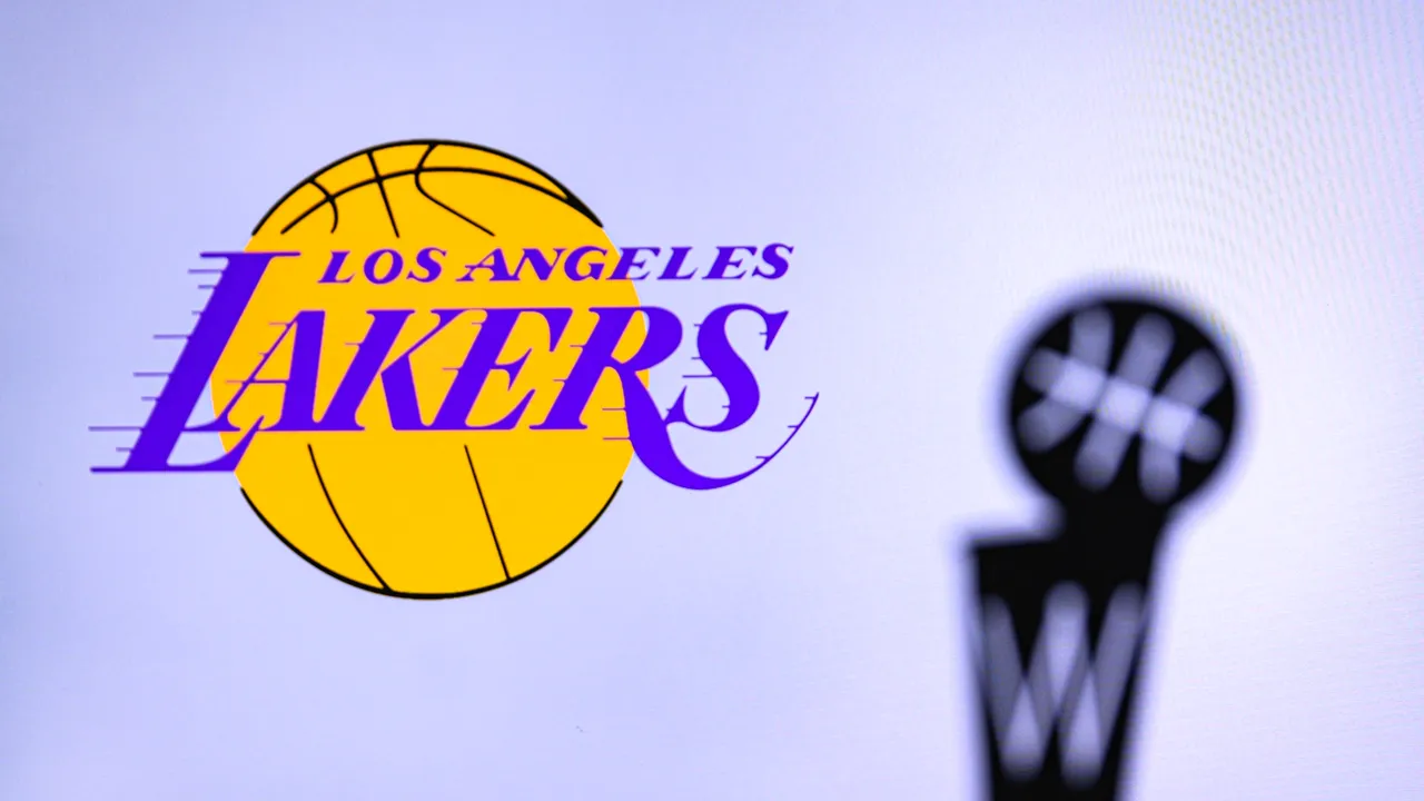 Los Angeles Lakers câştigă finala NBA disputată împotriva lui Miami Heat. Jucătorii au dedicat victoria în memoria lui Kobe Bryant