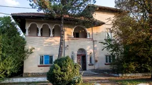 FOTO | Cum arată conacul interbelic cu 18 camere, heleşteu şi curte de 1200 de metri pătraţi mai ieftin decât o garsonieră în Bucureşti