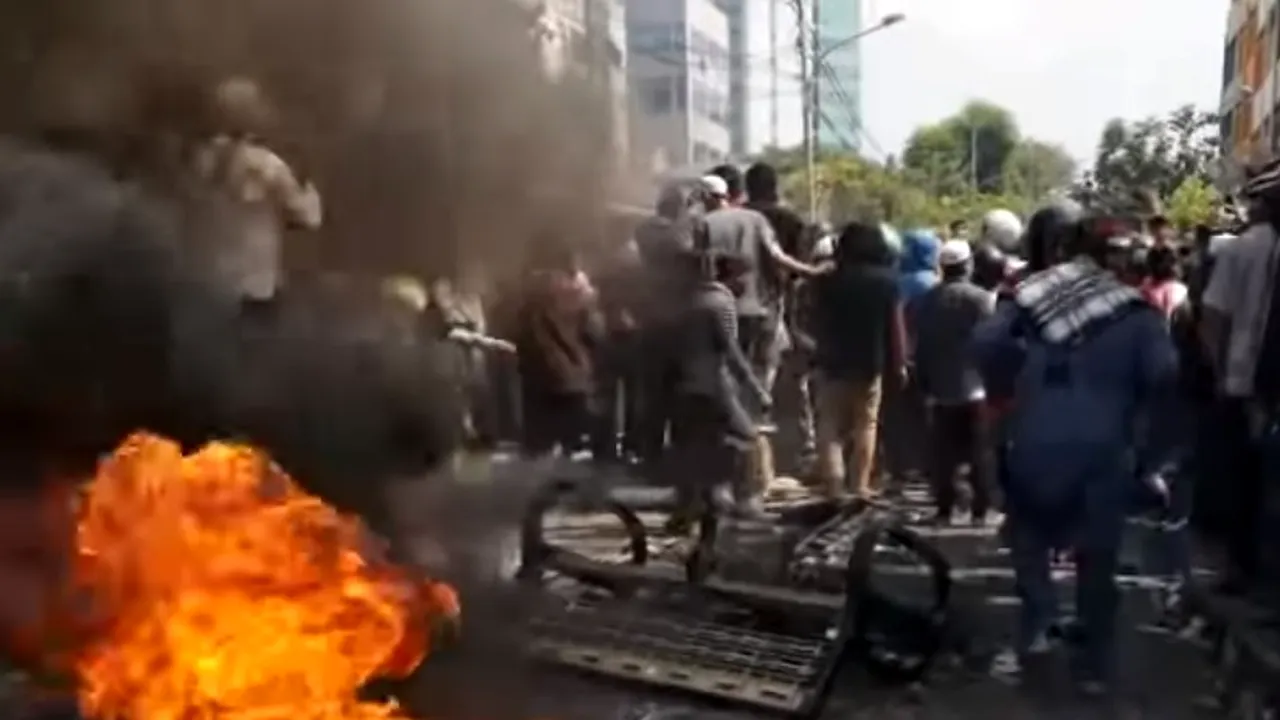 Confruntări masive de stradă la Jakarta/ Prima numărătoare a morţilor | VIDEO