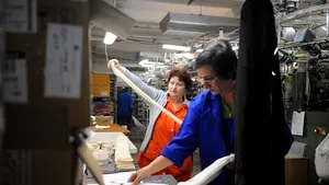 Vezi aici cum se fabrică cei mai populari ciorapi de damă din România