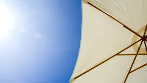 VREMEA rămâne frumoasă şi mai caldă decât în mod obişnuit. PROGNOZA METEO pentru joi şi vineri