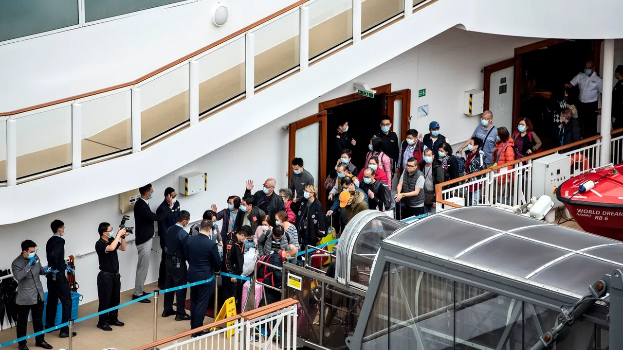 GALERIE FOTO: Aşteptarea a luat sfârşit. Pasagerii vasului de croazieră ţinut în carantină în Hong Kong, lăsaţi să debarce