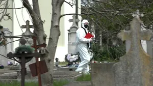 Imaginile anului! Cum sunt înmormântaţi morţii confirmaţi sau suspecţi de coronavirus