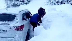 ALERTĂ în Bucegi: Nouă turişti, între care trei copii, salvaţi de jandarmi după ce au rămas blocaţi cu maşinile în zăpadă | FOTO, VIDEO