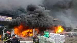 Incendiu VIOLENT la un depozit de mase plastice, lacuri şi vopseluri din Vaslui. Nu sunt victime/ UPDATE: Incendiul, stins după aproape patru ore - FOTO