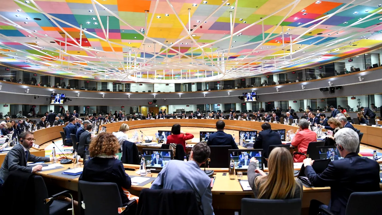COMENTARIU Crenguţa Nicolae: Schengen cu migranţi bătuţi şi alergaţi cu câini la frontieră 