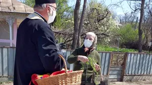 Tradiţii reinterpretate în timpul epidemiei: Preoţii şi voluntarii din Galaţi au transformat pânza albă de Florii în măşti de protecţie