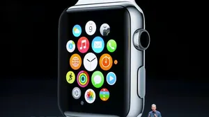 APPLE a vândut peste 1 milion de ceasuri inteligente în ziua lansării pe piaţă a produsului