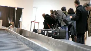 Hoţi pe Aeroportul Otopeni: Patru bărbaţi au furat din bagajele unor călători