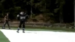 Schi în plină vară: Zeci de turişti pe pârtia artificială amenajată în parcul de distracţii din Buşteni - VIDEO